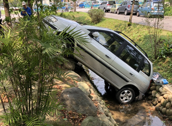 ▲三寶無極限！汽車誤上人行道　切車鬼打牆「一秒顧田水」。（圖／記者陳凱力翻攝）