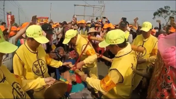 ▲▼白沙屯媽祖,阿公,孫,不說話。（圖／網友陳博奕提供，請勿隨意翻拍，以免侵權。）