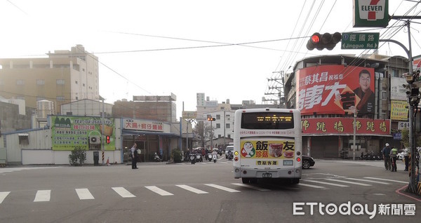 ▲▼豐原客運與自小客車碰撞。（圖／記者陳玉翻攝）