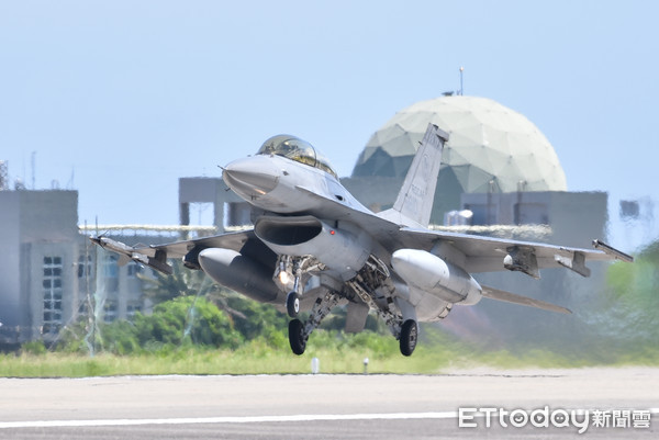 ▲空軍戰機落地情形。(圖／軍聞社)