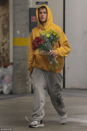 ▲▼小賈斯汀（Justin Bieber）買花，並寫情詩送給老婆海莉（Hailey Bieber）。（圖／CFP）