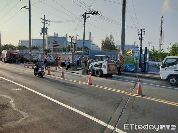 ▲▼高雄林園工業區「飄異味」&hellip;地下管線破裂　現場封路警戒。（圖／記者洪正達翻攝）