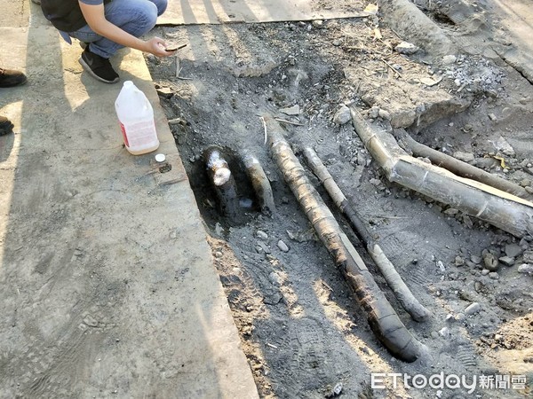 ▲▼高雄林園工業區「飄異味」&hellip;地下管線破裂　現場封路警戒。（圖／記者洪正達翻攝）