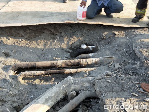 ▲▼高雄林園工業區「飄異味」&hellip;地下管線破裂　現場封路警戒。（圖／記者洪正達翻攝）