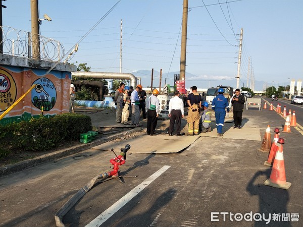 ▲▼高雄林園工業區「飄異味」&hellip;地下管線破裂　現場封路警戒。（圖／記者洪正達翻攝）