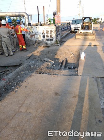 ▲▼高雄林園工業區「飄異味」&hellip;地下管線破裂　現場封路警戒。（圖／記者洪正達翻攝）