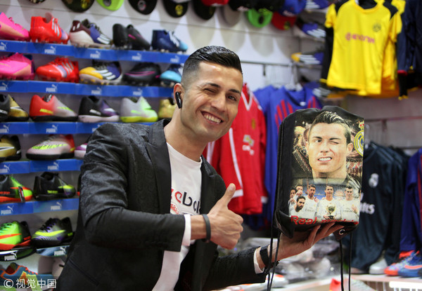 ▲▼25歲的伊拉克青年阿卜杜拉（Abdullah），有張酷似足球金童C羅納度（Cristiano Ronaldo）的帥臉。（圖／CFP）