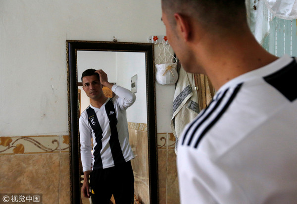 ▲▼25歲的伊拉克青年阿卜杜拉（Abdullah），有張酷似足球金童C羅納度（Cristiano Ronaldo）的帥臉。（圖／CFP）
