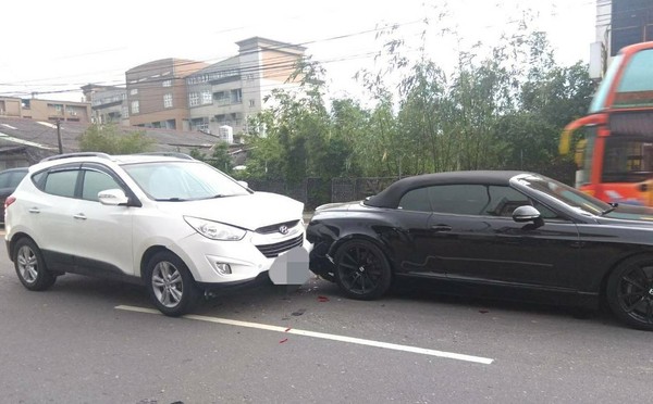 ▲桃園市桃園區9日下午發生韓國現代休旅車追撞賓利敞篷車意外事故。（圖／翻攝自臉書）