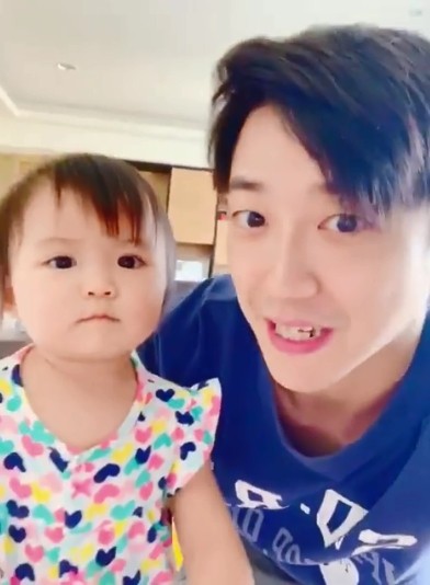 ▲江宏傑曬小小愛索吻影片。（圖／翻攝自Facebook／江宏傑）