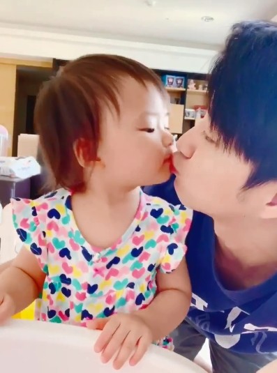 ▲江宏傑曬小小愛索吻影片。（圖／翻攝自Facebook／江宏傑）