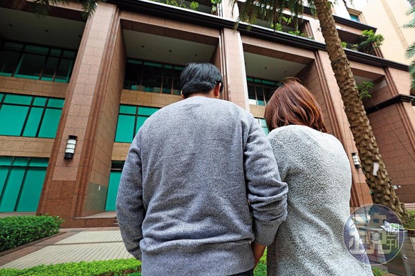 裝潢工程公司離職員工阿德（左）和小靜（右）不滿陳文智拖欠尾款，頻頻背棄協定，怒批為官者沒有誠信。