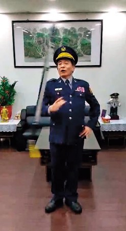 警政署督察陳文智（圖）在萬華分局長任內，操槍拜年作宣導受到好評。（翻攝臉書）