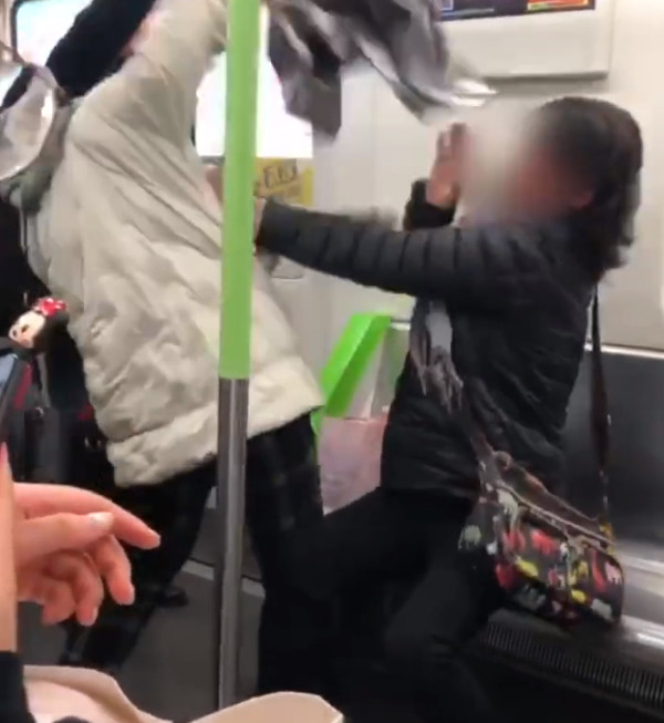 ▲▼女子和大媽在大陸湖北武漢地鐵4號線打架。（圖／翻攝自梨視頻）