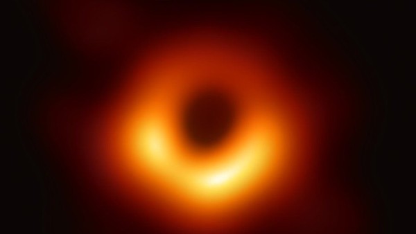 ▲▼史上首次看見黑洞影像。（圖／EHT COLLABORATION）