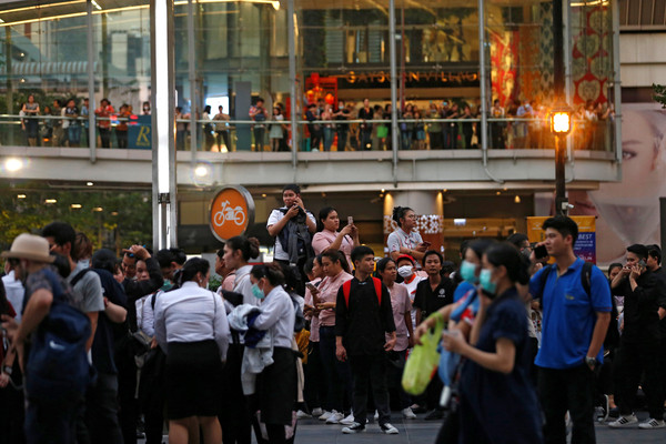 ▲▼泰國曼谷中央世界購物中心10日驚傳大火，濃煙中有1人從8樓跳下，目前造成3人死亡。（圖／路透）