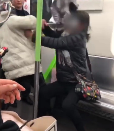 ▲▼女子和大媽在大陸湖北武漢地鐵4號線打架。（圖／翻攝自梨視頻）
