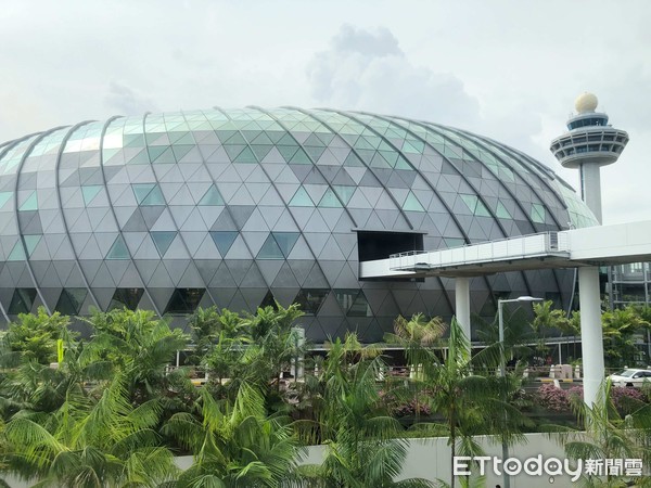 [新聞] 直擊／全球最高室內機場瀑布　新加坡「星耀樟宜」試營運