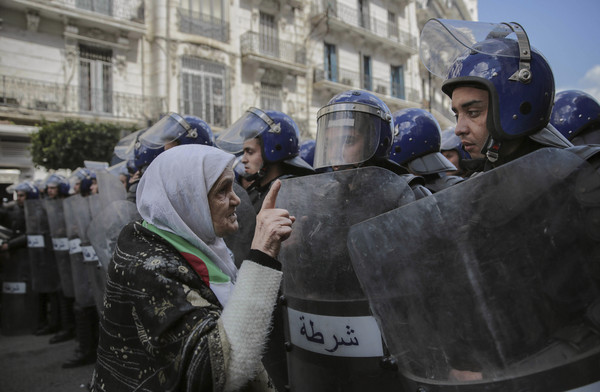 ▲▼阿爾及利亞國會任命班沙勒暫代總統，人民上街抗議。（圖／達志影像／美聯社）