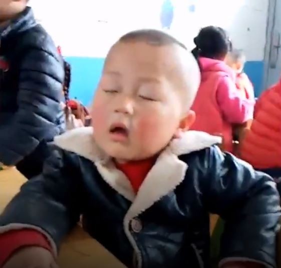 ▲▼ 4歲男孩坐著睡覺。（圖／翻攝自看看視頻）