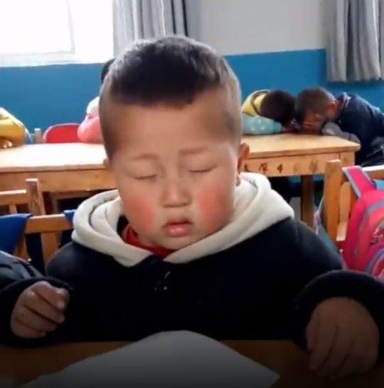 ▲▼ 4歲男孩坐著睡覺。（圖／翻攝自看看視頻）