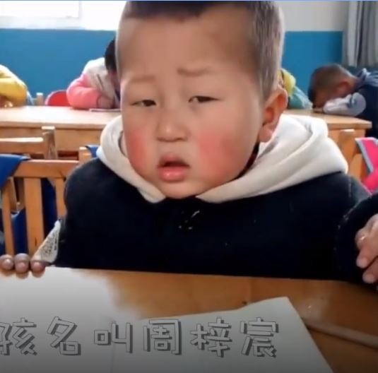 ▲▼ 4歲男孩坐著睡覺。（圖／翻攝自看看視頻）