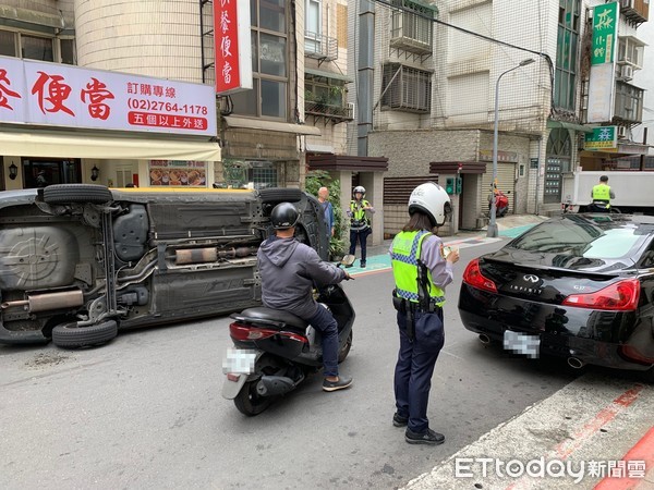 ▲計程車撞328匹馬力「超硬」跑車側翻　運將頭冒血爬出。（圖／記者柳名耕攝）