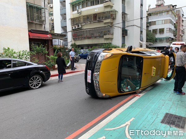 ▲計程車撞328匹馬力「超硬」跑車側翻　運將頭冒血爬出。（圖／記者柳名耕攝）