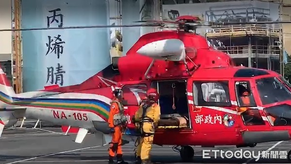 ▲台南市「全民防衛動員暨災害防救演習」，空軍第一戰術戰鬥機聯隊及奇美實業公司出動台灣第一台高空砲塔化學車參加演練，還出動直升機救援救護等等，十分吸睛。（圖／記者林悅翻攝，下同）