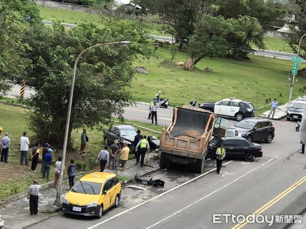 ▲砂石車疑似煞車失靈，自撞停靠路邊的自小客車，同時也撞毀台電變電箱。（圖／記者蕭可正攝，下同）