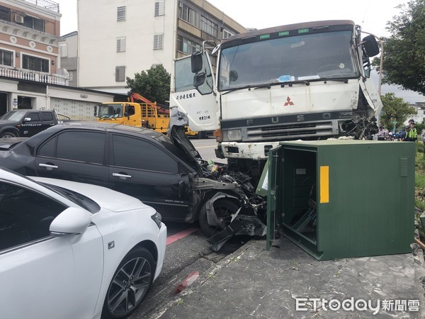 ▲砂石車疑似煞車失靈，自撞停靠路邊的自小客車，同時也撞毀台電變電箱。（圖／記者蕭可正攝，下同）