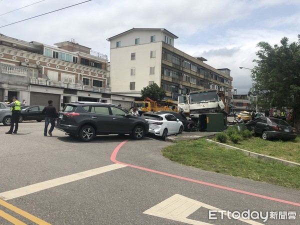 ▲砂石車疑似煞車失靈，自撞停靠路邊的自小客車，同時也撞毀台電變電箱。（圖／記者蕭可正攝，下同）