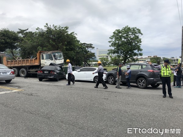 ▲砂石車疑似煞車失靈，自撞停靠路邊的自小客車，同時也撞毀台電變電箱。（圖／記者蕭可正攝，下同）