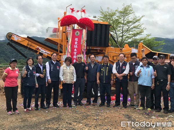 ▲▼羅東鎮公所購進的全台首台高效率廢棄木材破碎機（Bandid The Beast 1680），11日啟用，1小時可碎掉10噸木質廢棄物。（圖／記者游芳男翻攝，下同）