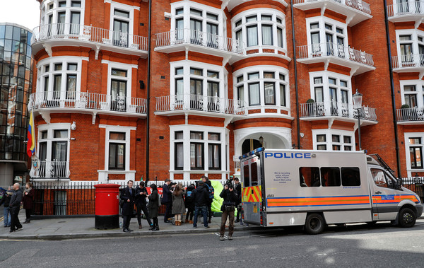 ▲▼ 維基解密創辦人亞桑傑（Julian Assange）在11日在厄瓜多駐倫敦大使館被英國警方逮捕。（圖／路透）