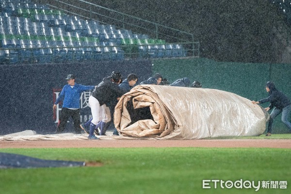 ▲▼4.11中職中信兄弟對富邦悍將,新莊球場下雨暫停。（圖／記者季相儒攝）