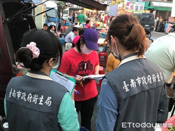 ▲台南夜市小吃遠近馳名，為了確保市民食品衛生安全，衛生局於3月起與法制處等機關進行夜市攤販飲食衛生稽查，以保夜市食安。（圖／記者林悅翻攝，下同）