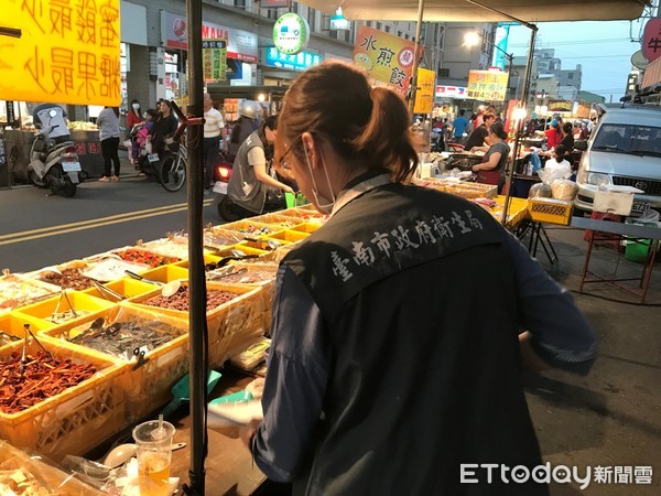 ▲台南夜市小吃遠近馳名，為了確保市民食品衛生安全，衛生局於3月起與法制處等機關進行夜市攤販飲食衛生稽查，以保夜市食安。（圖／記者林悅翻攝，下同）