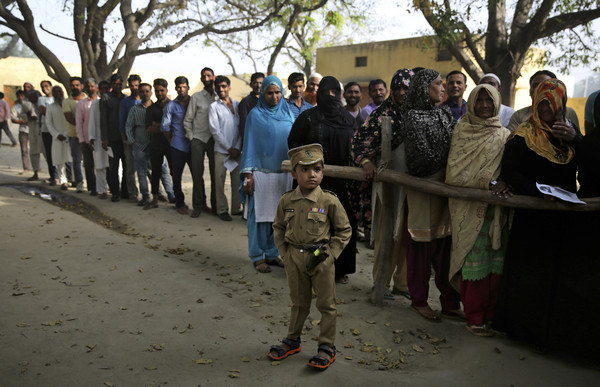 ▲印度大選投票周四開跑。圖為在北方邦史瓦里村的投票站外，大清早就有長長人龍排隊等候投票。（圖／達志影像／美聯社）