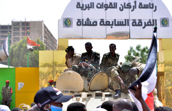 ▲▼坐在喀土穆街頭一輛裝甲車上的蘇丹士兵。（圖／路透）