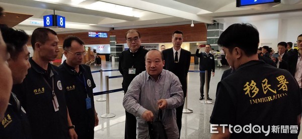▲李毅今晨已被移民署人員帶往桃園機場準備強制遣返。（圖／記者張君豪翻攝）