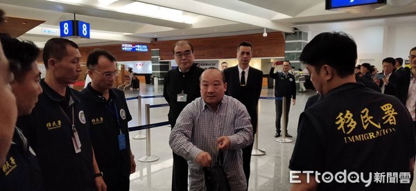 ▲大陸旅美學者李毅在移民署人員陪同下準備在桃園國際機場登機離境。（圖／記者沈繼昌攝）