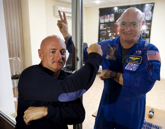 ▲▼太空人史考特（Scott Kelly）和雙胞胎兄弟馬克（Mark Kelly）。（圖／路透社）