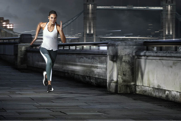 ▲跑步女神雷艾美甜美演繹FLOATRIDE ENERGY 時尚運動穿搭，輕盈腳感一穿就知道。（圖／品牌提供）