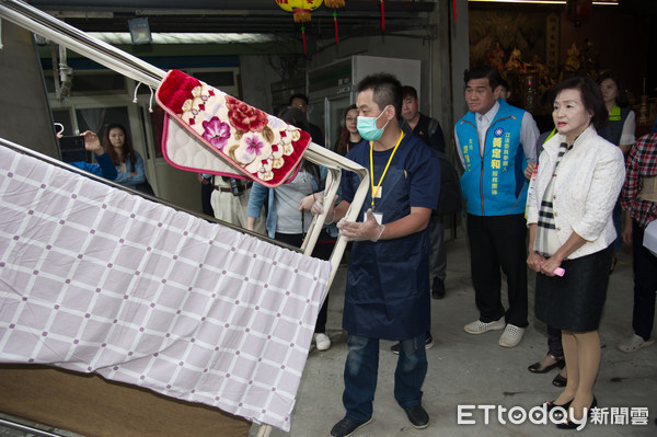 ▲▼宜縣「行動乾燥消毒車」擴大服務對象，宜蘭縣長林姿妙12日上午，至宜蘭壯圍鄉陳先生家中實地瞭解乾燥消毒車服務之現況。（圖／記者游芳男翻攝，下同）