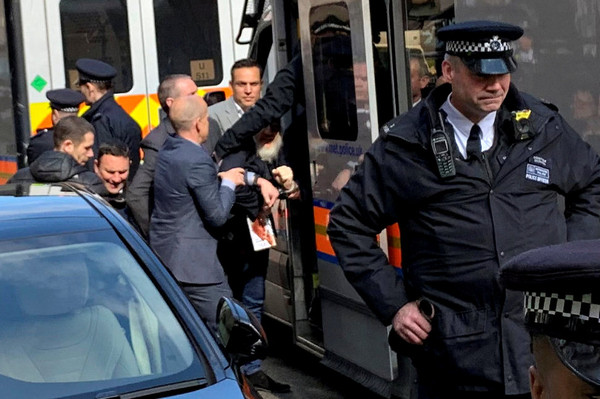 ▲▼ 維基解密創辦人亞桑傑（Julian Assange）11日在厄瓜多駐倫敦大使館內被英國警方逮捕。。（圖／路透）
