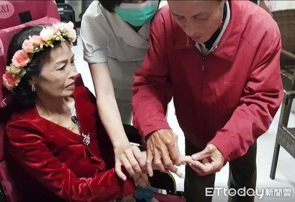 ▲台東榮民醫院安寧病房幫黃女癌末患者舉行結婚典禮為她圓夢，2人為彼此戴上戒指。（圖／記者楊均典攝）