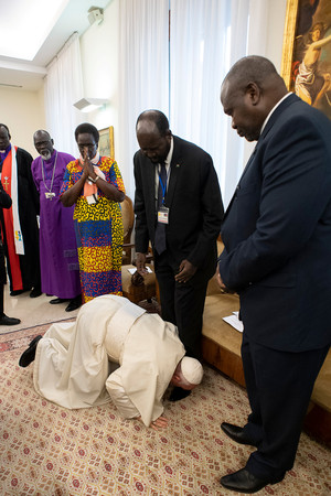 ▲▼教宗方濟各在梵蒂岡接見南蘇丹總統和反對派領袖，突然跪地親吻他們鞋子。（圖／路透）