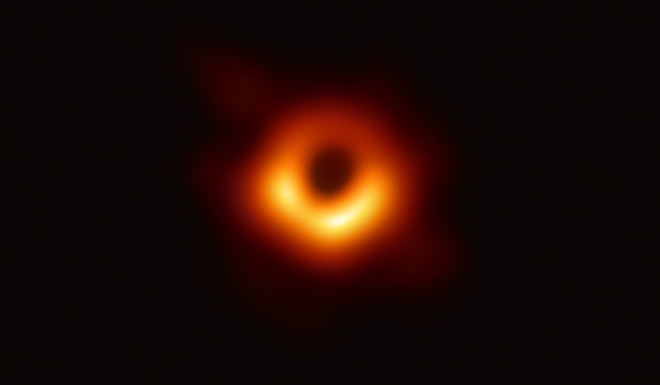 ▲今年4月發現的黑洞Powehi。（圖／取自EHT collaboration）