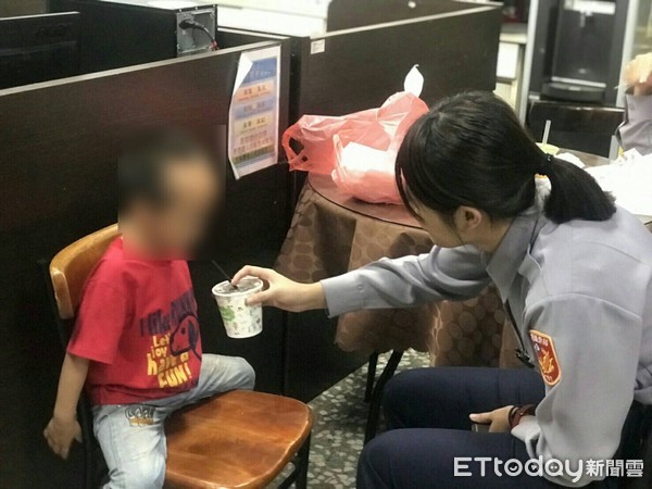 ▲走失的5歲男童被警察帶回派出所，女警細心照料，安撫小朋友情緒。（圖／記者黃孟珍翻攝）